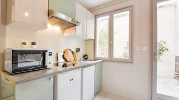 Een koelkast, een microgolfoven, een vaatwasser