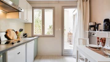 Een koelkast, een microgolfoven, een vaatwasser