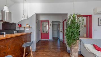 Een koelkast, een microgolfoven, een oven, een vaatwasser