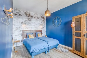 4 bedrooms, iron/ironing board, free WiFi, bed sheets