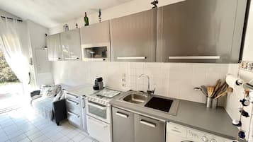 Een koelkast, een microgolfoven, een oven, een vaatwasser