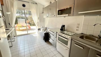 Een koelkast, een microgolfoven, een oven, een vaatwasser