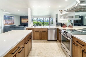 Jääkaappi, mikroaaltouuni, uuni, liesi