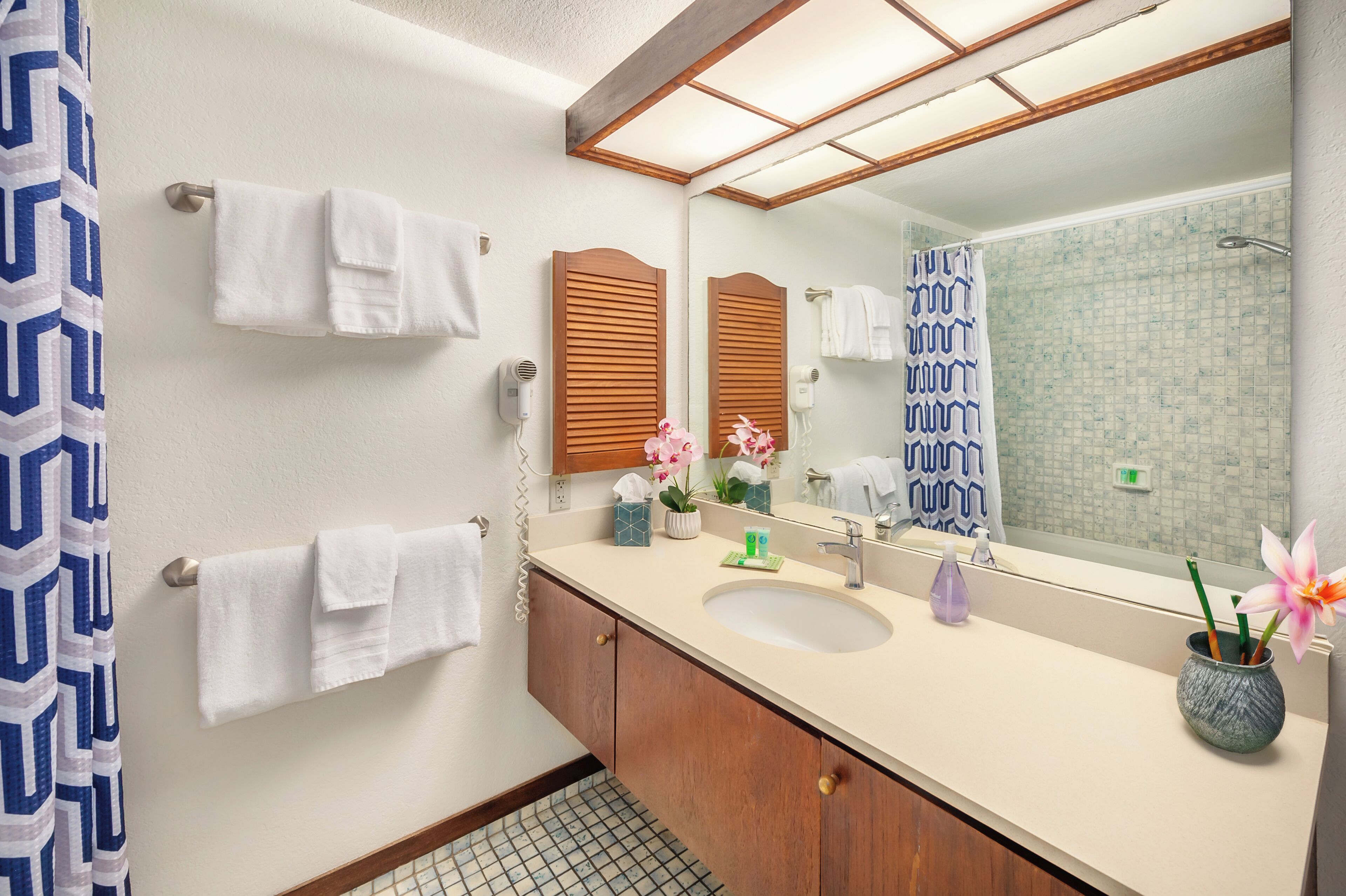 Combined shower/tub, hair dryer, towels