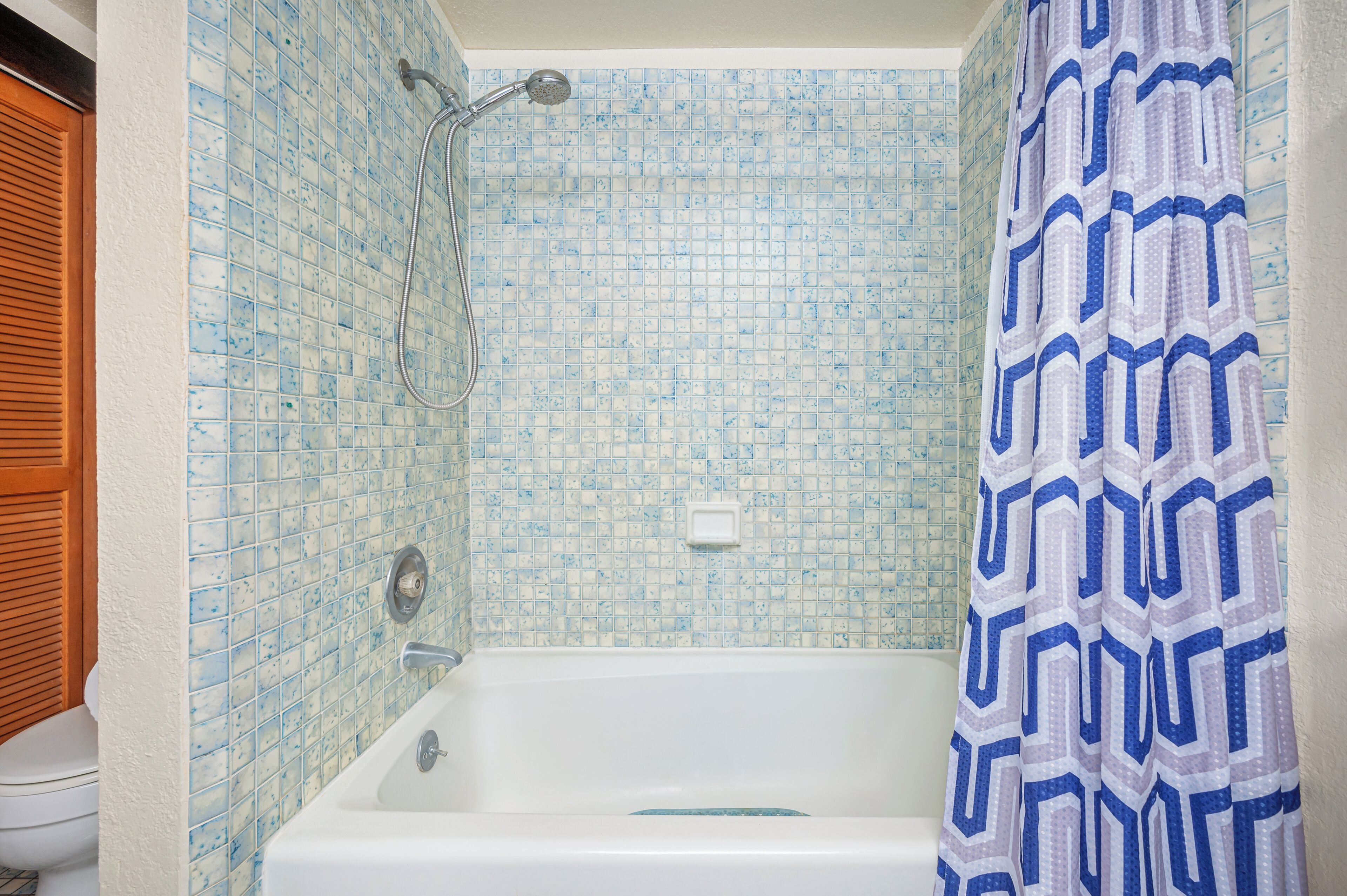 Combined shower/tub, hair dryer, towels