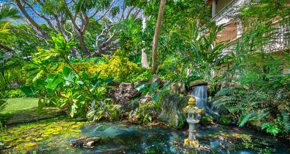 Waikomo Stream Villas 122 Fish Pond View, New AC, Walk to Beach and Shopping!