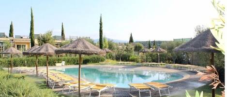 Una piscina al aire libre