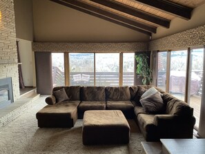 Smart-TV, Kamin, Arbeitsbereiche, Computerbildschirme