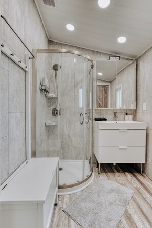 Douche, sèche-cheveux, serviettes fournies, savon