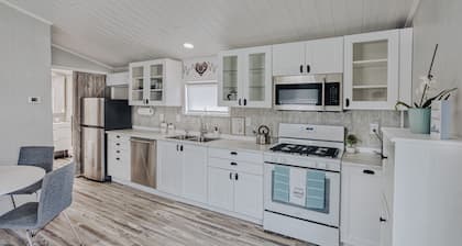 Modern & Cozy stand-alone apartment - perfect stay