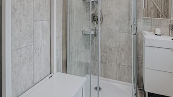 Douche, sèche-cheveux, serviettes fournies, savon