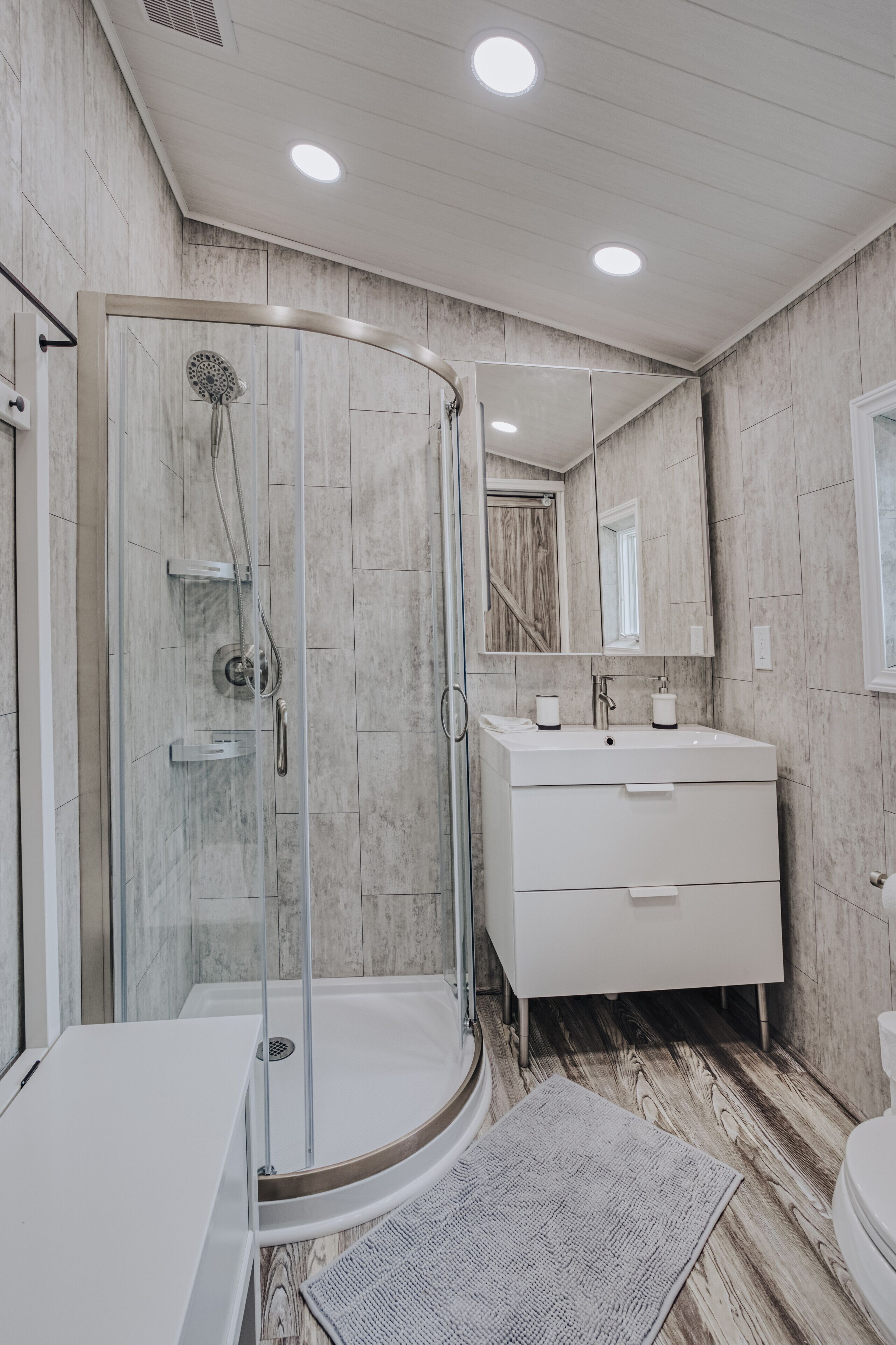 Douche, sèche-cheveux, serviettes fournies, savon