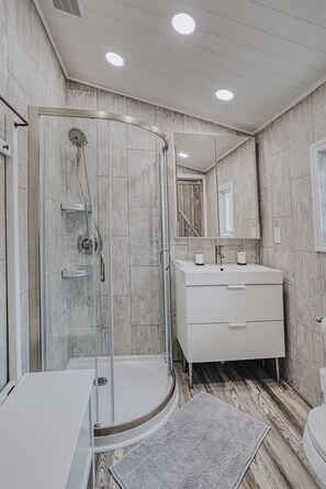 シャワー、ヘアドライヤー、タオル、石鹸