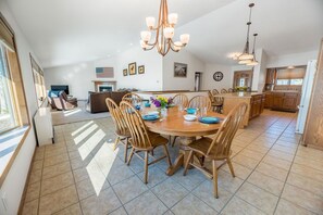 Dining - Sunset Point on Lake Vermilion: 3BR Pet Friendly (Breitung Township)