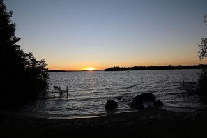 Rannalla, rantapyyhkeitä