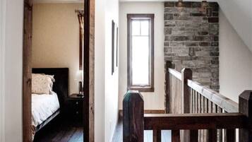 4 bedrooms, desk, iron/ironing board, WiFi