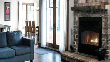 Smart TV, fireplace, computer monitors