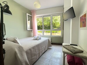 3 bedrooms, iron/ironing board, bed sheets