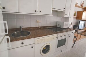 Een koelkast, een microgolfoven, een oven, een kookplaat