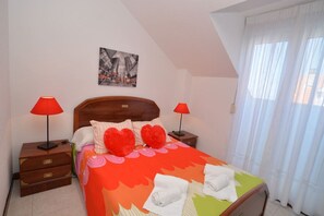 2 bedrooms, iron/ironing board, bed sheets