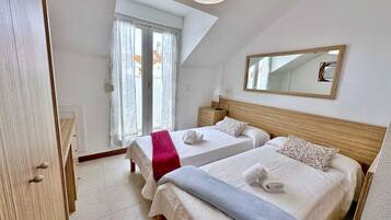 2 bedrooms, iron/ironing board, bed sheets