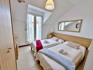 2 slaapkamers, een strijkplank/strijkijzer, beddengoed