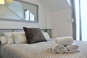 2 bedrooms, iron/ironing board, bed sheets