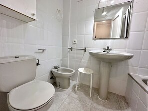 Een bad, een haardroger, handdoeken