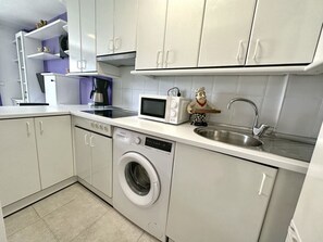 Réfrigérateur, micro-ondes, plaque de cuisson, cafetière/bouilloire