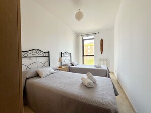 2 bedrooms, iron/ironing board, bed sheets