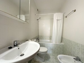 Badewanne, Haartrockner, Handtücher