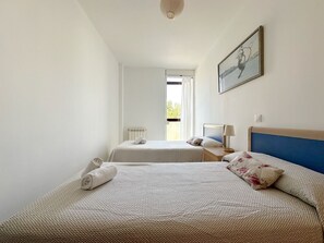 2 chambres, fer et planche à repasser, literie fournie