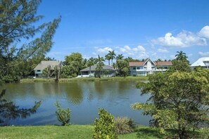 單棟房屋 (A Peace of Heaven) | 湖泊