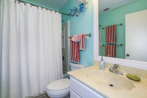 Casa (A Peace of Heaven) | Baño | Secadora de cabello y toallas 