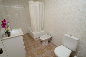 Badewanne, Haartrockner, Handtücher