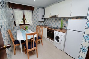 Frigorífico, microondas, horno y placa de cocina