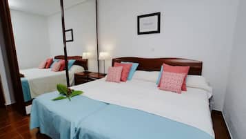 3 habitaciones, tabla de planchar con plancha y ropa de cama