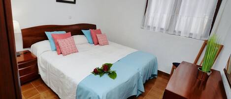 3 slaapkamers, een strijkplank/strijkijzer, beddengoed