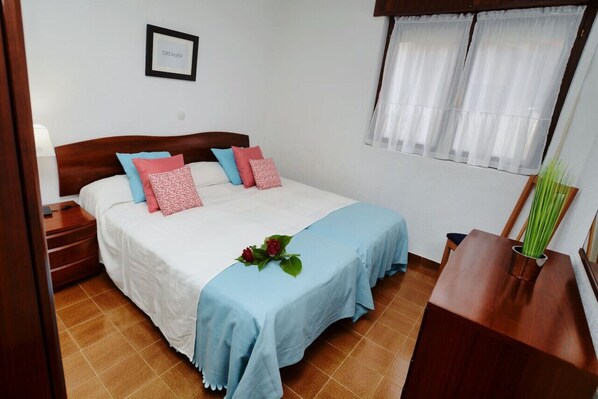 3 dormitorios, tabla de planchar con plancha, ropa de cama