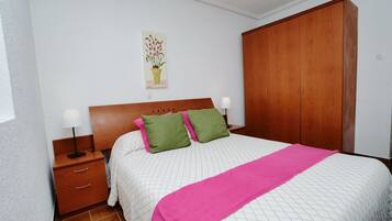3 bedrooms, iron/ironing board, bed sheets