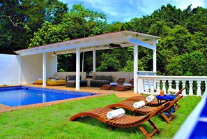 Una piscina al aire libre, una piscina climatizada