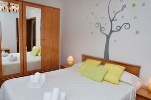 2 habitaciones, tabla de planchar con plancha y ropa de cama 