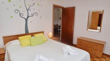 2 bedrooms, iron/ironing board, bed sheets