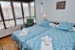 2 chambres, fer et planche à repasser, draps fournis