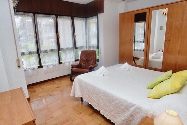 2 bedrooms, iron/ironing board, bed sheets