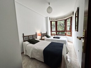 2 bedrooms, iron/ironing board, bed sheets