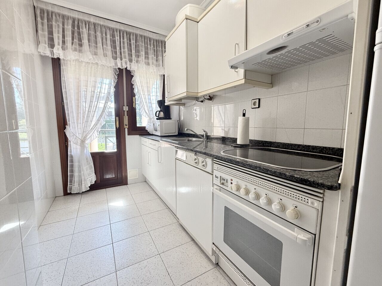 Frigorífico, microondas, horno y placa de cocina