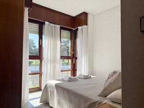 2 bedrooms, iron/ironing board, bed sheets