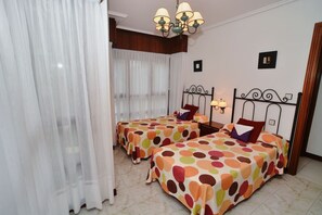 2 makuuhuonetta, silitysrauta/-lauta, vuodevaatteet