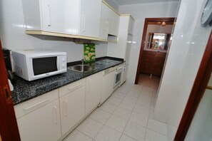 Jääkaappi, mikroaaltouuni, uuni, liesi